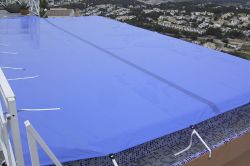 Piscina exterior con amarres fijos